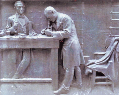 Zoom d'un bas-relief figurant Louis Pasteur dans son laboratoire