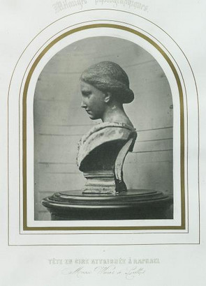 La toute première photo prise de la tête de cire en 1851 par le photographe Désiré Louis Blanquart Evrard, de profil