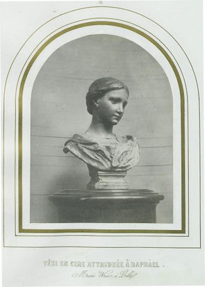 La toute première photo prise de la tête de cire en 1851 par le photographe Désiré Louis Blanquart Evrard, de face