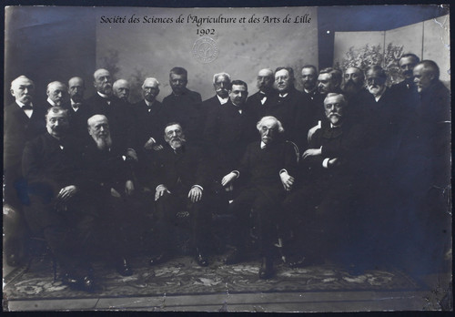 Zoom d'un portrait de groupe de la SSAAL où Alfred Mongy figure debout à gauche 